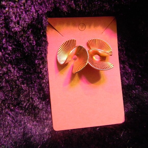 Vintage Gold Tone Fan Swirl Earrings - Picture 2 of 3